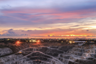 Para evitar paralisações, Christian Zini Amorim orienta empresas mineradoras sobre práticas legais de engajamento comunitário.