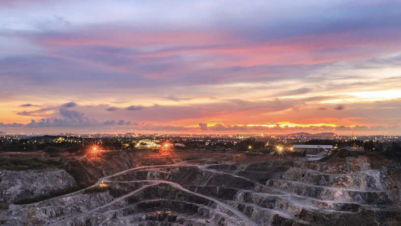 Para evitar paralisações, Christian Zini Amorim orienta empresas mineradoras sobre práticas legais de engajamento comunitário.