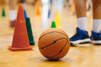 Marcio André Savi revela como o treino estratégico no basquete pode elevar o desempenho e a resistência dos atletas.