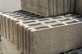 Descubra com Valderci Malagosini Machado como blocos estruturais de alta resistência tornam a construção mais ágil e segura.