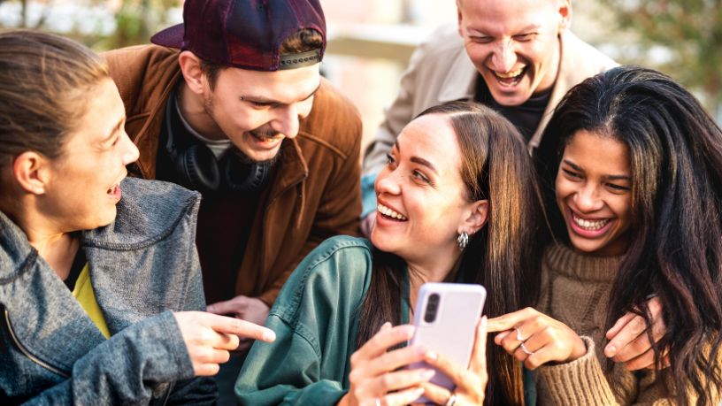 Nostalgia digital domina as redes: por que a tendência “2026 é o novo 2016” virou febre entre brasileiros